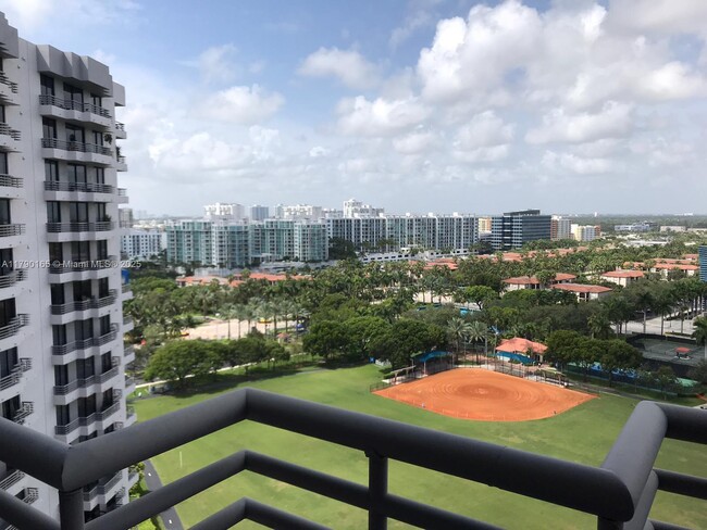 Foto del edificio - 3300 NE 191st St