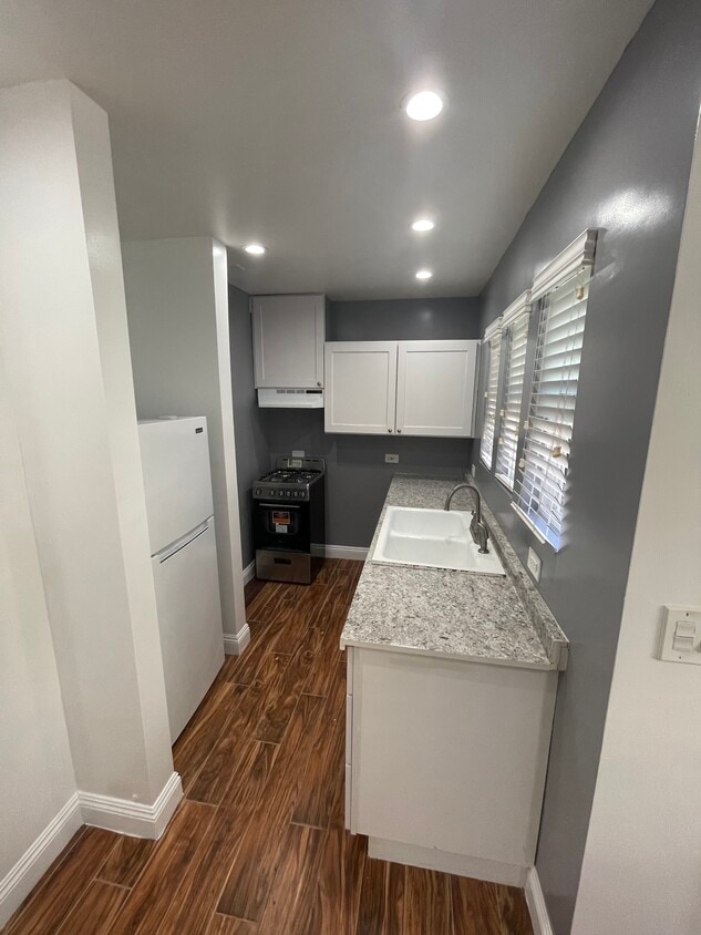 kitchen - 508 S Catalina Ave