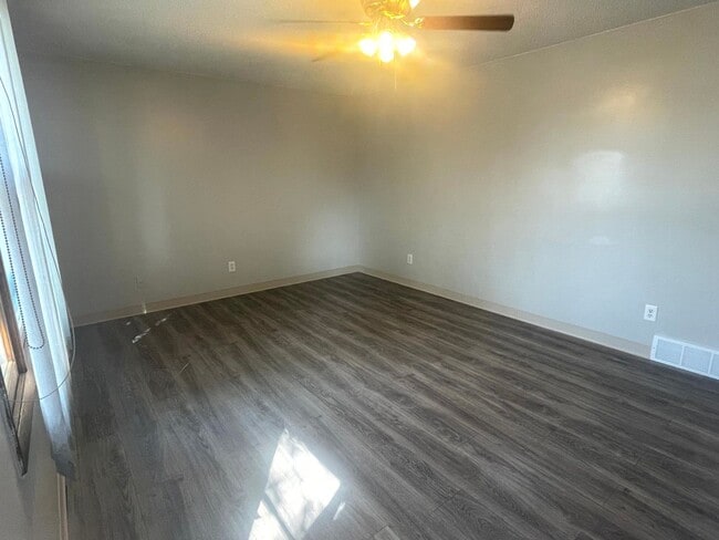 Building Photo - Two bedroom, One and half bathroom house! Pet friendly!