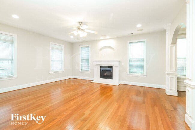 Foto del edificio - 3310 Lucy Dr