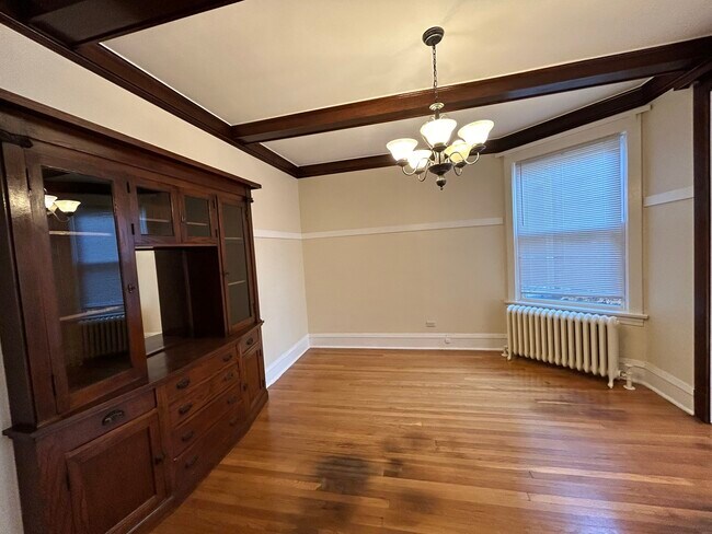 Building Photo - 1624 W Rascher Ave