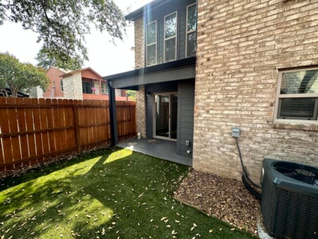 Building Photo - 2718 Old Field Dr