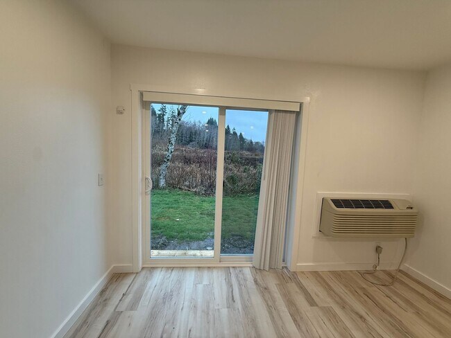 Building Photo - Newly Remodeled | All Utilities Included | AC + Heat | Move-In Ready