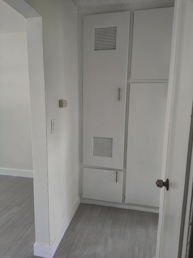 Building Photo - 823 Worcester Ave