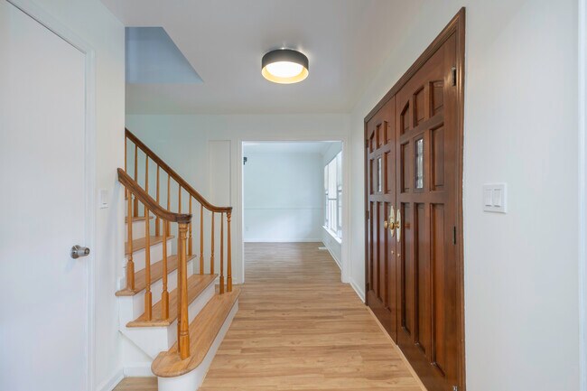 Building Photo - 20 Whitewood Dr