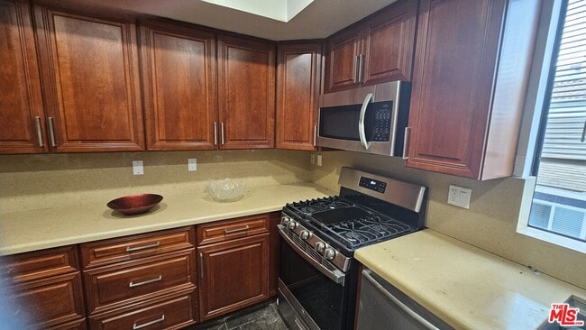 Foto del edificio - 10620 Eastborne Ave