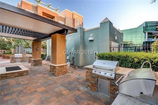 Foto del edificio - Gorgeous Mid Rise Unit For Lease !!