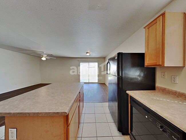 Foto del edificio - 1632 E Ash Ave