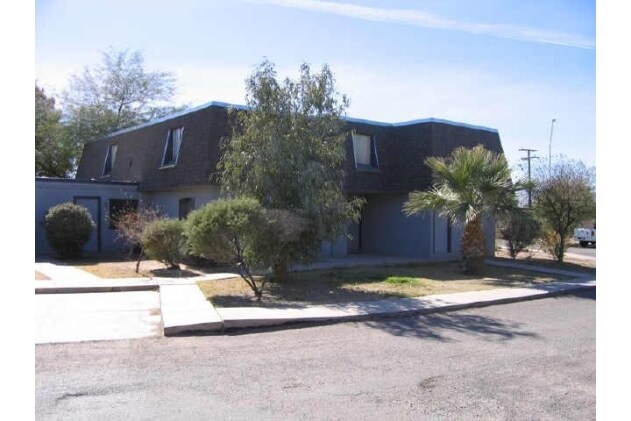 Primary Photo - 220 W 9th St