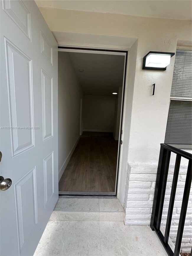 Foto del edificio - 290 NE 77th St