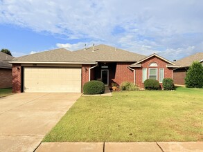 Building Photo - 700 Eastview Dr