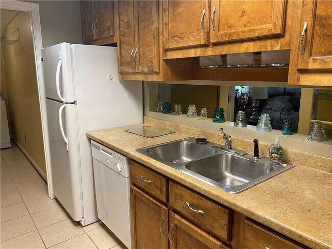 Building Photo - 1410 Tennis Ct Pl