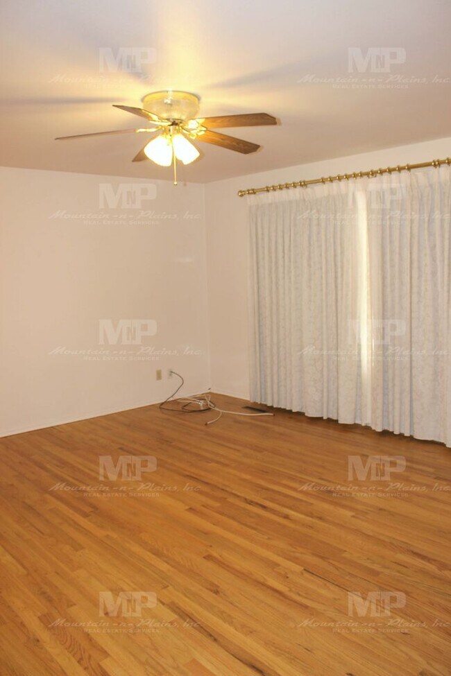 Foto del edificio - 2433 Tamarac Dr