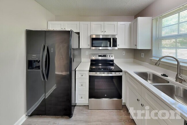 Building Photo - 235 Chattaroy Dr