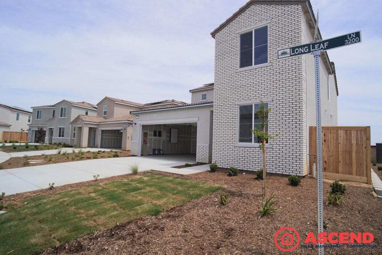 Foto principal - 4 Bedroom Home in Gossamer Grove!