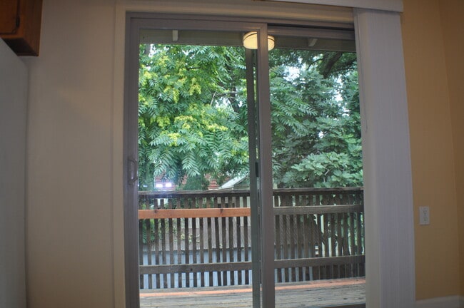Building Photo - 404 Oak Street