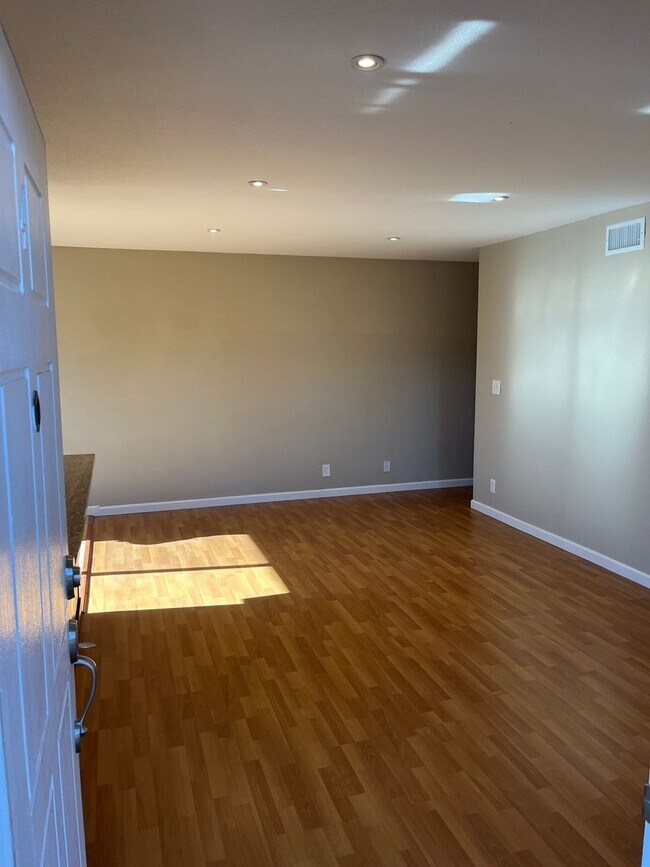 Foto del edificio - Updated Upstairs Condo Near Oakridge Mall with Parking & Central A/C!