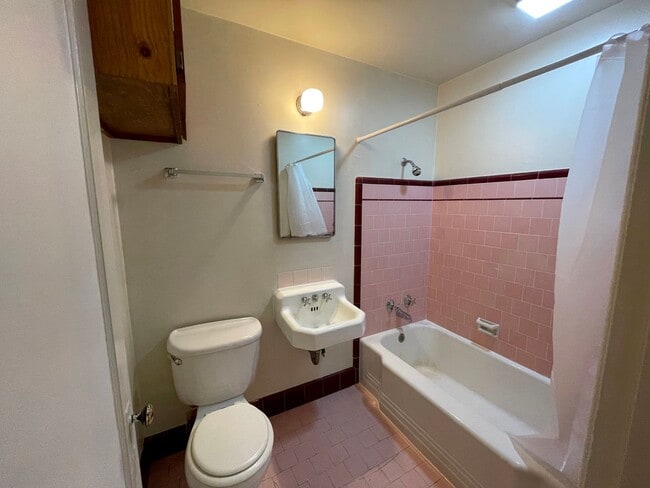 Building Photo - Cozy 1-Bedroom Available in Woodlawn