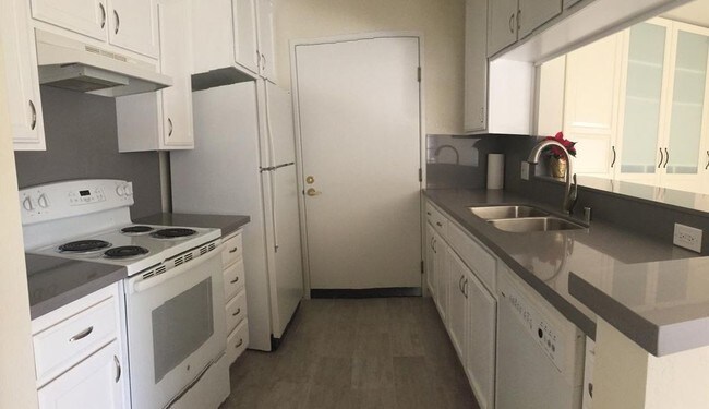 Kitchen - 760 Overture Ct