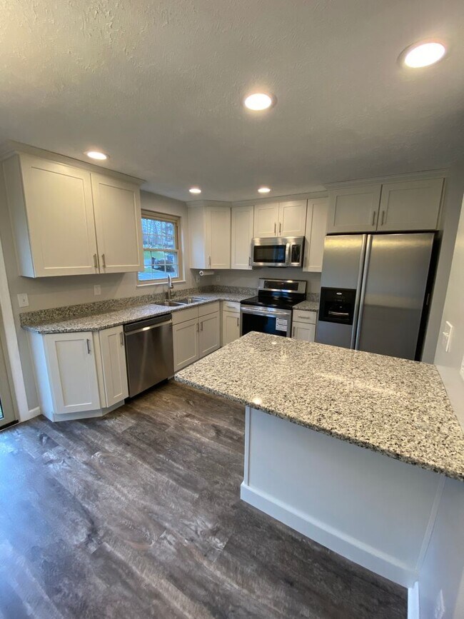 Foto del edificio - Modern 3-Bed, 2-Bath Home with New Kitchen & Upgrades