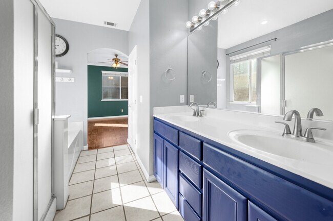 Foto del edificio - 1634 Sierra Creek Dr