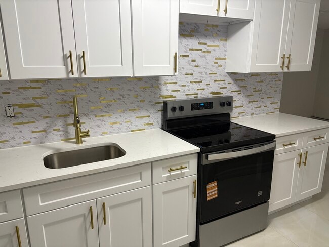 Building Photo - 39 E 52nd St