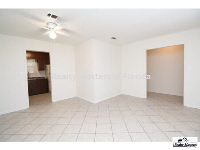 Building Photo - 1104 E Hernandez St