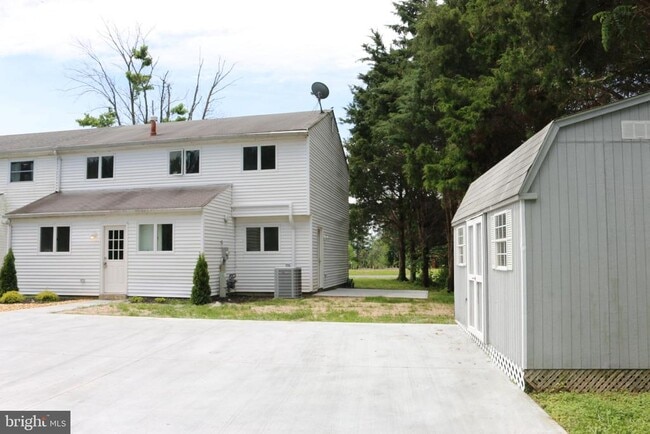 Building Photo - 490 Duck Creek Rd