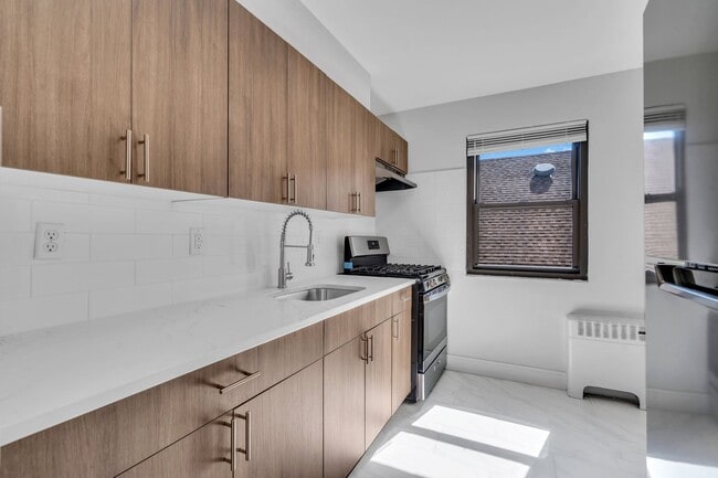 Interior Photo - Palisades Manor Apartments – Modern Living in the Heart of Palisades Park