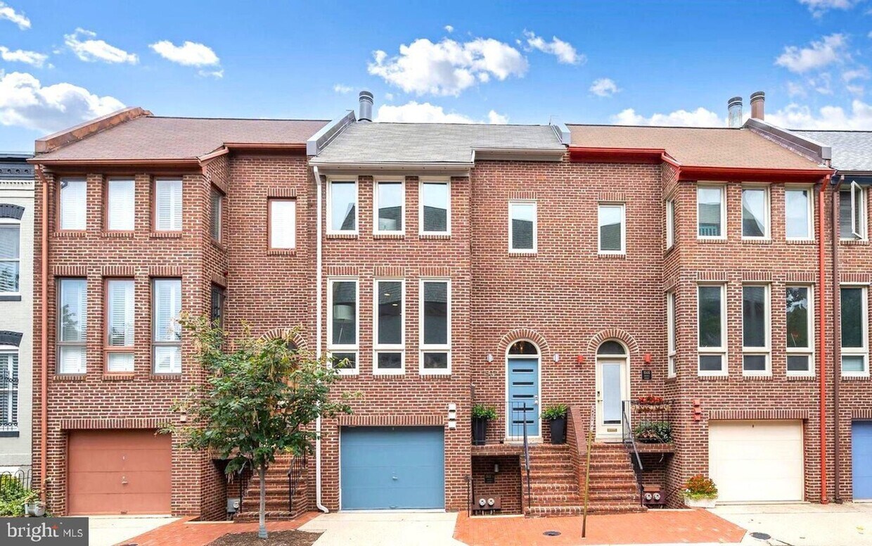 Primary Photo - Beautifully Renovated Studio Apartment nea...