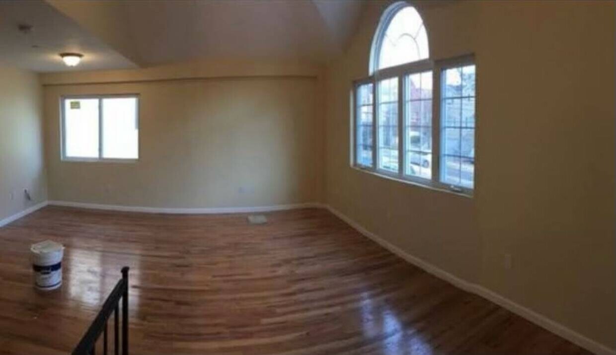 Building Photo - 452 Bradley Ave