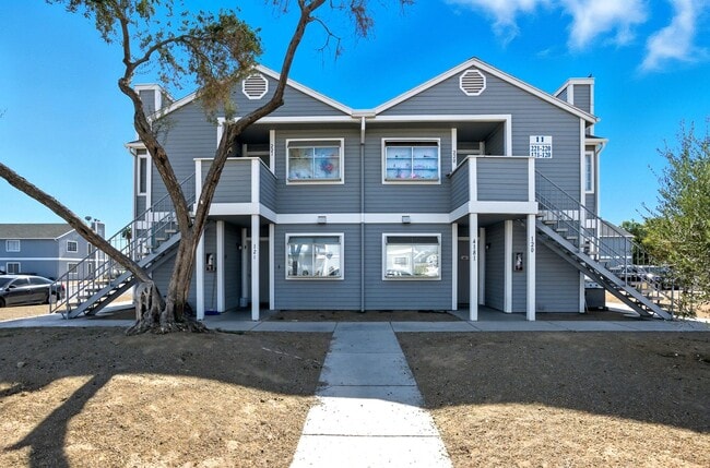 Building Photo - Charming 2-Bedroom Downstairs Unit with Fi...