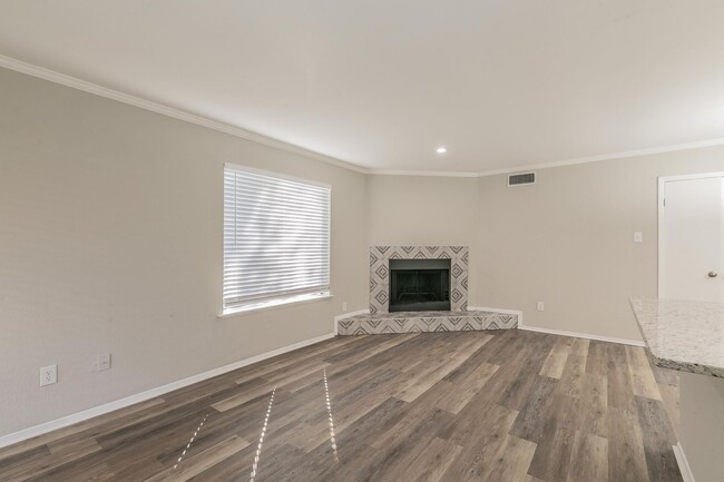 Building Photo - FULLY REMODELED 2 bedroom, 2 Bath in MONTI...