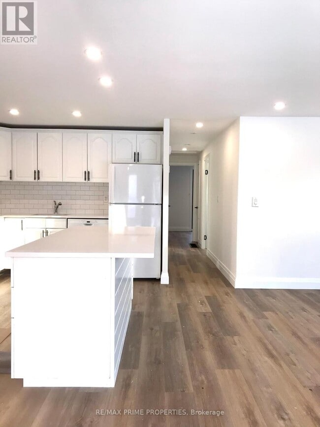 Building Photo - 697 Downview Crescent