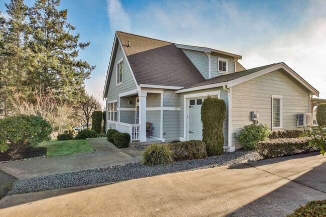 Building Photo - Gorgeous- Fully Furnished Home in Holmes Harbor, Pet Friendly and Landscape Included!