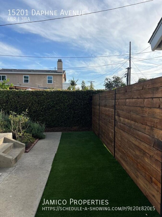 Building Photo - 15201 Daphne Ave