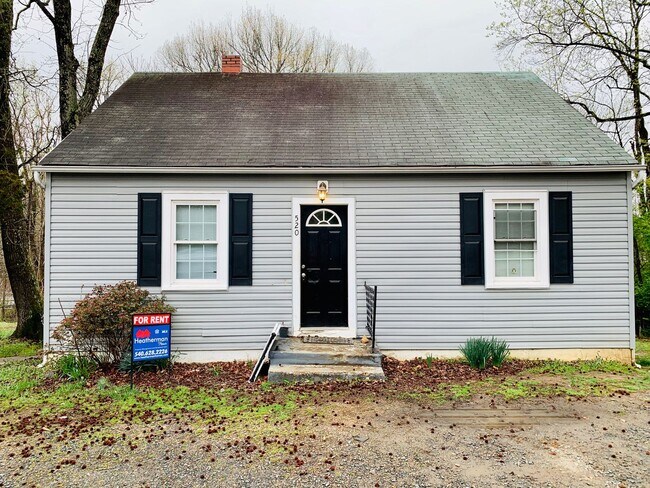 Building Photo - MINUTES TO DOWNTOWN FREDERICKSBURG - 2 BEDROOM COTTAGE