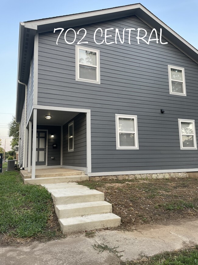 Building Photo - 702 Central Ave