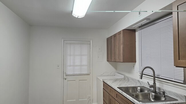 Building Photo - 1940 Camp Greene St