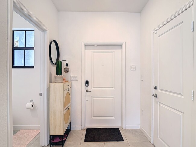 Building Photo - Gorgeous 3 bedroom 2 1/2 bath Townhouse bu...