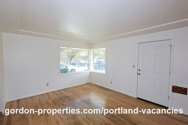 Building Photo - NE 65th Ave - End unit 1 bedroom apartment