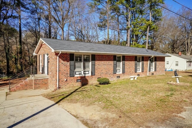 Building Photo - Large Single Family Home!