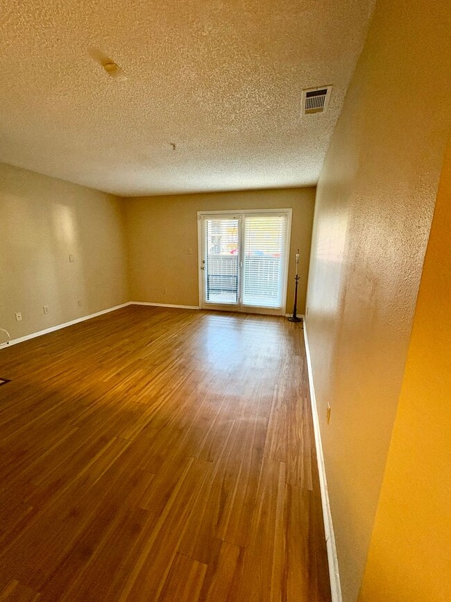 Building Photo - Charming 1 Bed, 1 Bath Condo in Gated Comm...