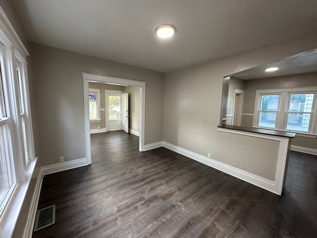 Building Photo - Ready to move in 2 bedroom apartment in th...