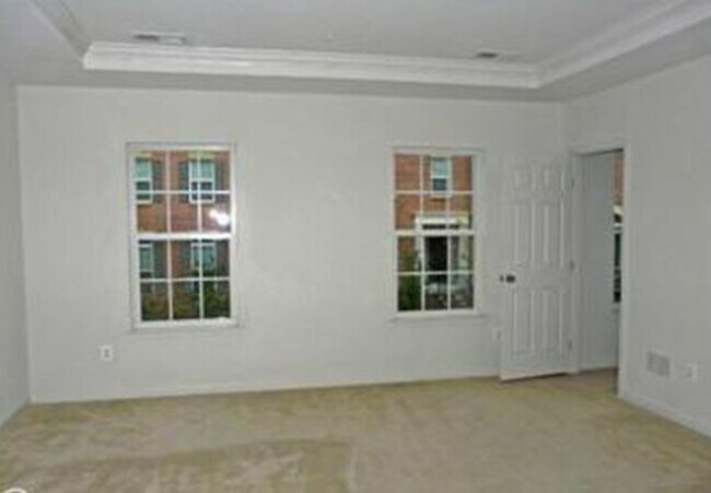 Master bedroom with walk-in closet and bathroom - 2557 Eastbourne Dr