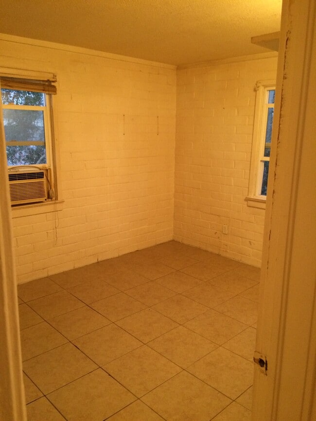 Bedroom 2 - 860 W 7th St