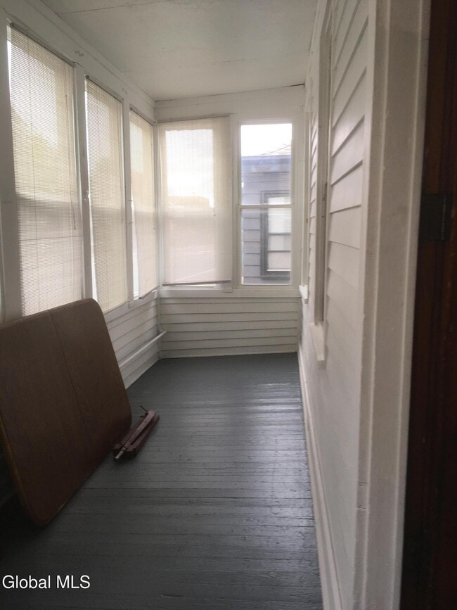 Building Photo - 307 Broadway