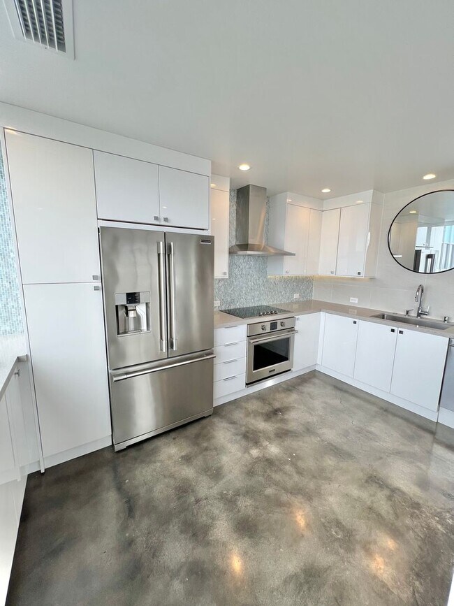 Foto del edificio - Private 16th-Floor Oceanview Residence with Belmont Pier Views