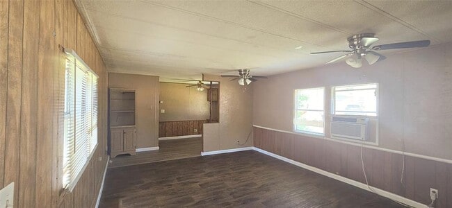 Building Photo - 854 Queenswood St