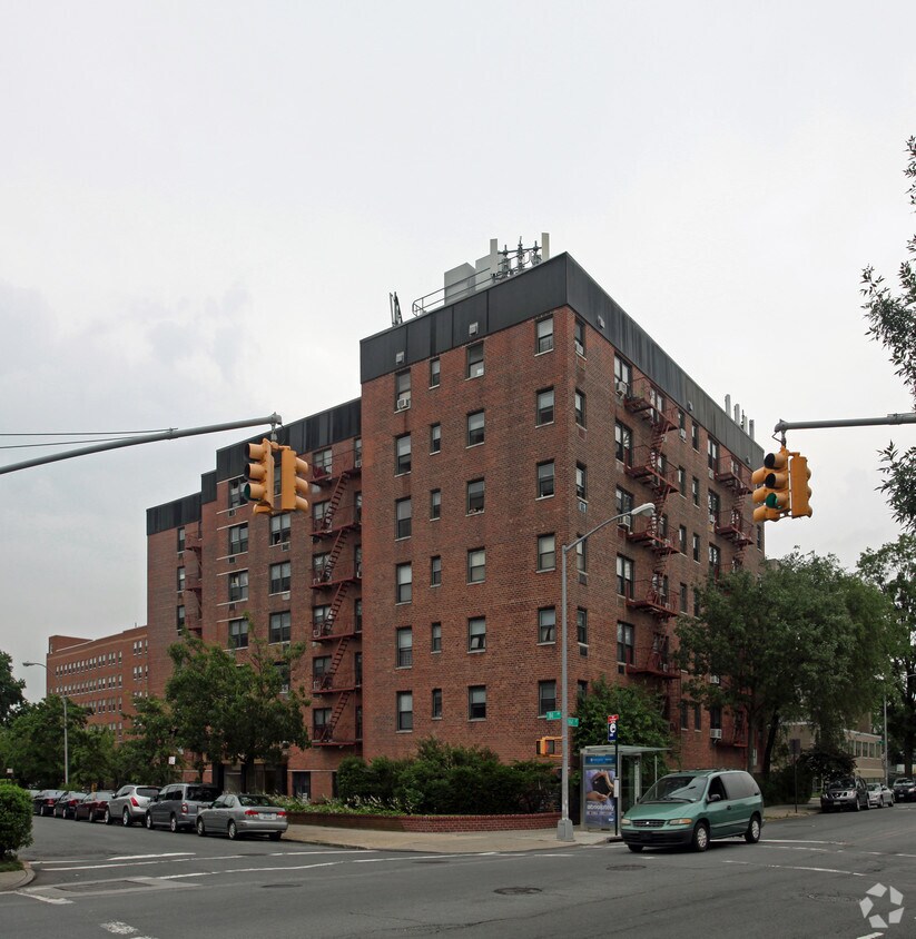 Primary Photo - 164-10 84th Ave